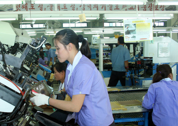 개성공단 재가동 첫날인 16일 개성공단 내 태성하타 공장에서 북한 근로자들이 제품을 생산에 열중하고 있다. 연합뉴스