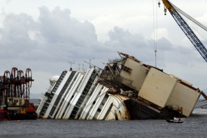 伊 좌초 유람선 20개월만에 인양