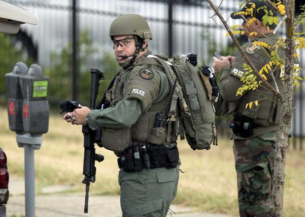 워싱턴 DC 해군공창에서 16일 총격 사건이 발생한 가운데 무장경찰이 총격 현장 진입을 준비하고 있다. AP/뉴시스