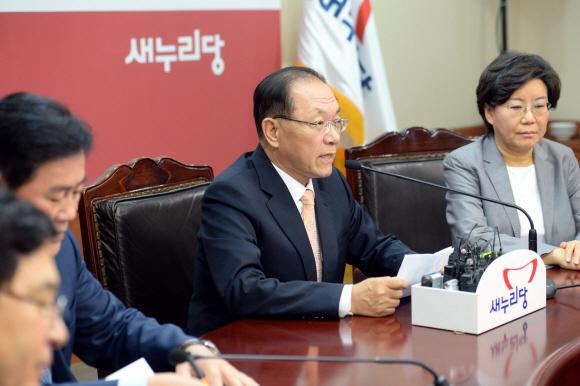 황우여(가운데) 새누리당 대표가 17일 서울 여의도 당사에서 열린 긴급최고위원회의에서 모두 발언을 하고 있다. 