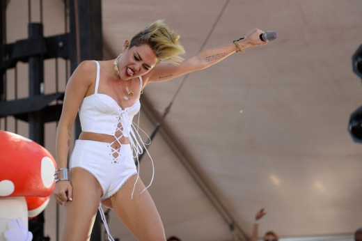 마일리 사이러스는 미국 네바다주 라스베이거스에서 열린 ‘아이허트라디오 뮤직 페스티벌’에 참석해 화끈한 공연을 선보였다.<br>AP/뉴시스