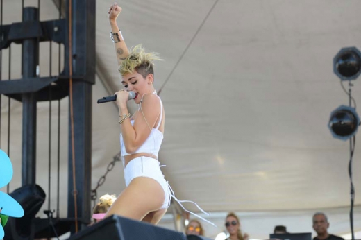 마일리 사이러스는 미국 네바다주 라스베이거스에서 열린 ‘아이허트라디오 뮤직 페스티벌’에 참석해 화끈한 공연을 선보였다.<br>AP/뉴시스