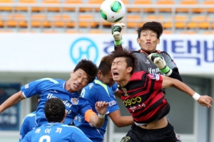 [프로축구] 2전 3기 포항… 동점골이 선두 지켰다