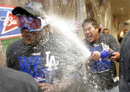 LA다저스의 류현진이 샴페인을 뿌리면서 지구 우승의 기쁨을 만끽하고 있다.<br>AP 연합뉴스