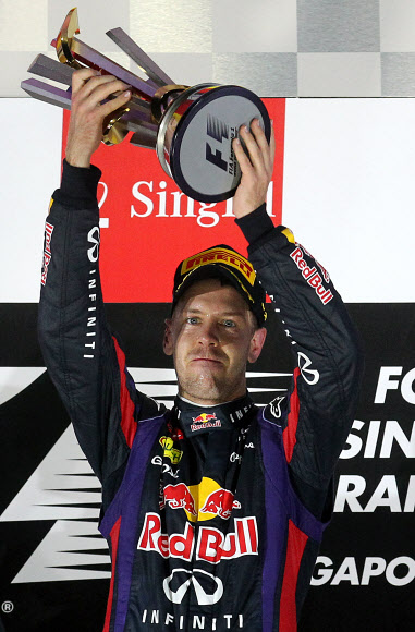 제바스티안 페텔이 22일 싱가포르 마리나베이시티 서킷에서 끝난 포뮬러원(F1) 싱가포르 그랑프리에서 우승한 뒤 시즌 7번째 우승 트로피를 들어 올리고 있다. 싱가포르 AP 특약