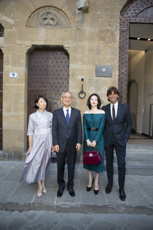17일(현지시간) 이탈리아 피렌체 구찌 뮤제오에서 열린 한식 만찬에 참석한 배재현 주이한국대사 내외, 배우 이영애, 파트리지오 디마르코 구찌 사장 겸 최고경영자(사진 왼쪽부터)가 행사에 참석하기에 앞서 포즈를 취하고 있다. 사진 구찌코리아 제공