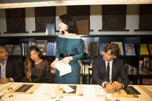 한식당이 없는 이탈리아 피렌체에서 최초로 한식 만찬을 구찌와 함께 공동 주최한 배우 이영애가 17일(현지시간) 만찬에 앞서 인사말을 하고 있다. 사진 구찌코리아 제공