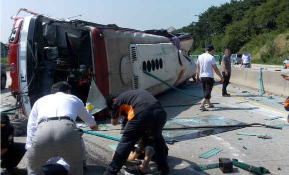 23일 오후 전남 담양군 창평면 대덕 터널 인근 도로에서 순천발 광주행 고속버스가 중앙 분리대를 들이받고 옆으로 넘어지는 사고가 발생해 승객 10명이 다쳤다. 사진은 이날 사고현장의 모습. 담양소방서 제공