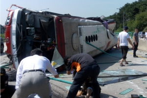 ‘졸음운전’ 고속버스 전도…10명 부상