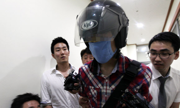 22일 오후 인천 모자(母子) 실종사건 용의자로 긴급체포됐던 용의자 정모(29)씨가 증거불충분으로 석방되고 있다.  연합뉴스