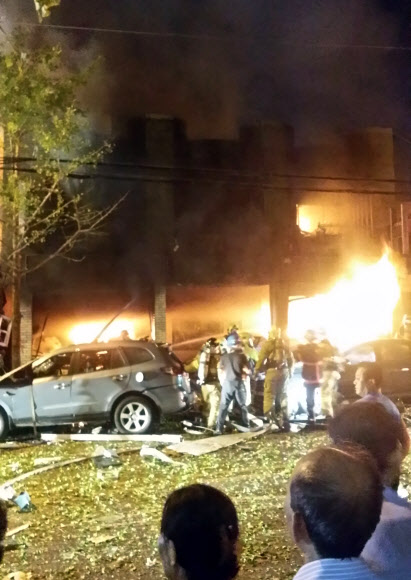 치솟는 불길 23일 밤 폭발에 의한 화재로 경찰관 2명이 숨지고 주민 6명이 부상한 대구시 남구 대명6동의 한 페인트 가게 안에서 불길이 일고 있다. 연합뉴스