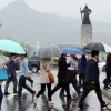 [포토] 비 내리는 광화문 아침 출근길