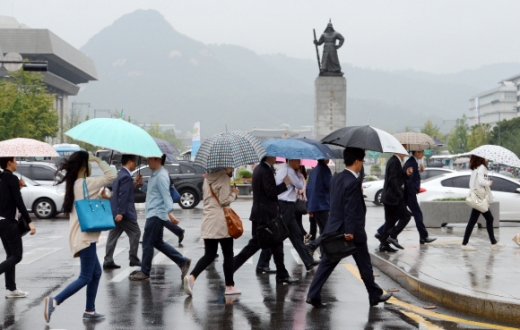[포토] 비 내리는 광화문 아침 출근길