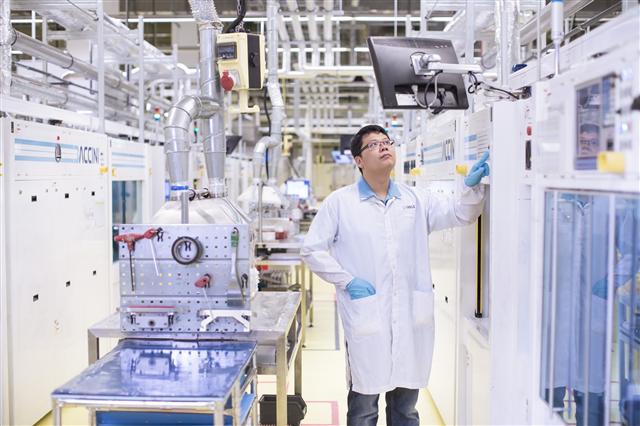 지난 12일(현지시간) 말레이시아의 한화큐셀 생산 공장에서 한 현지인 엔지니어가 자동화 기기의 공정 과정을 모니터를 통해 확인하고 있다.