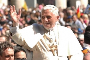 명예교황, 명예 실추 적극 방어