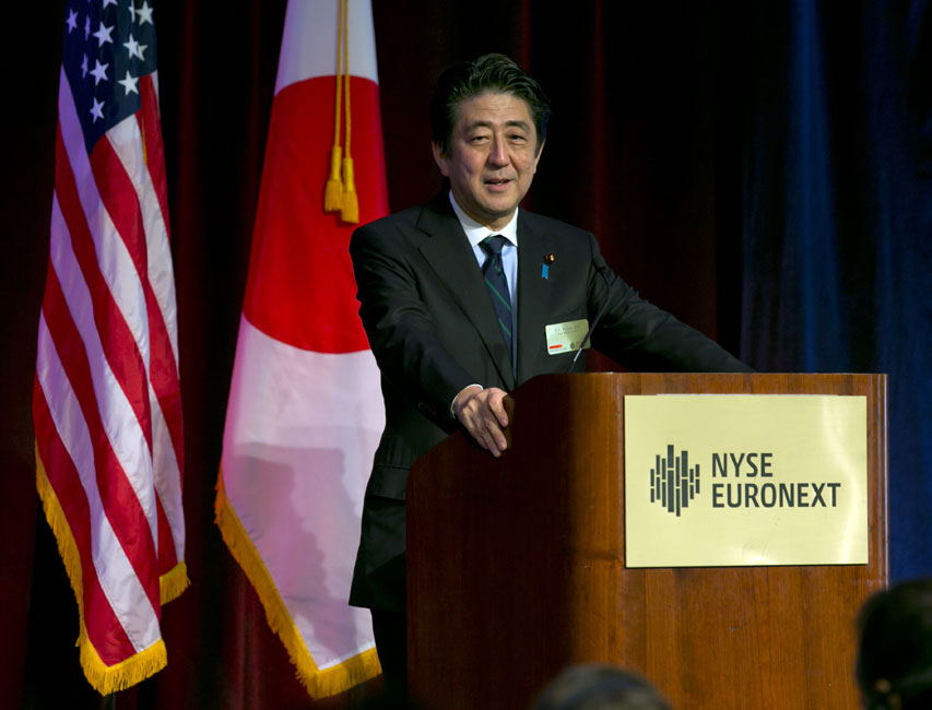 미국을 방문 중인 아베 신조(安倍晉三) 일본 총리가 뉴욕 증권 거래소에서 ‘아베노믹스’를 주제로 강연을 하고 있다. AP/뉴시스