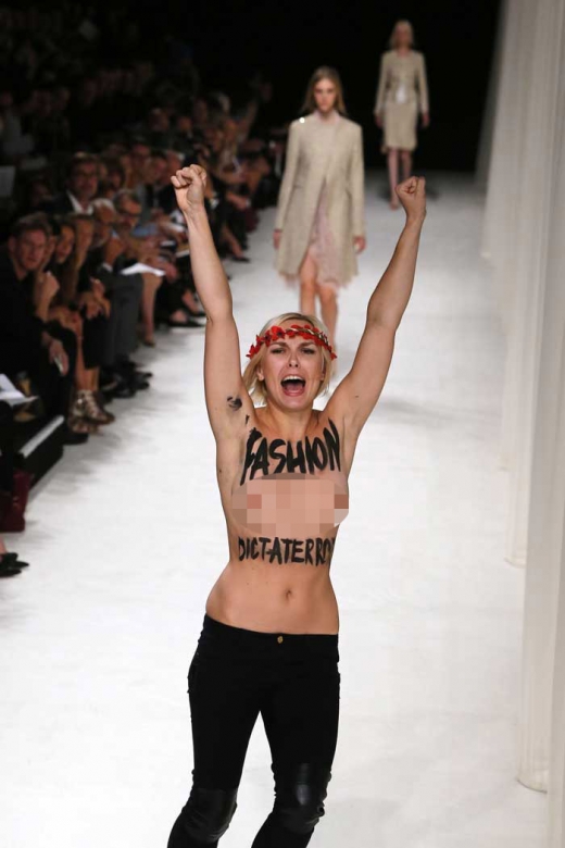 26일(현지시간) 프랑스 파리에서 패션쇼 주간을 맞아 열린 ‘니나 리치’ S/S 컬렉션에 피멘(femen) 회원들이 난입했다. AP/뉴시스