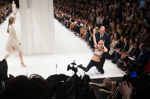 26일(현지시간) 프랑스 파리에서 패션쇼 주간을 맞아 열린 ‘니나 리치’ S/S 컬렉션에 피멘(femen) 회원들이 난입했다. AP/뉴시스