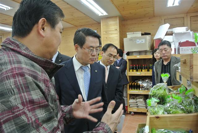 지난 4월 김재수(왼쪽 두 번째) 한국농수산식품유통공사(aT) 사장이 전북 완주군 용진면 용진농협 로컬푸드 직매장을 둘러보고 있다. aT 제공