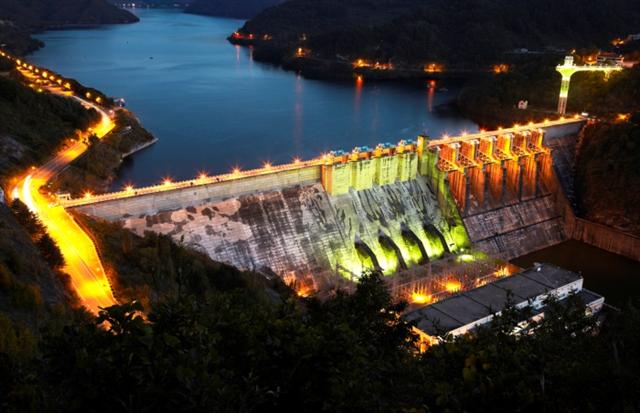 친수공간으로 다시 태어난 충주 다목적댐이 야간 불빛을 받아 새로운 전경을 만들고 있다. 충주댐은 높이 97.5m, 폭 5m로 발전능력이 국내 최대다. 한국수자원공사 제공