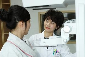 꽃다웠던 아내, 생리가 멈추자 가슴에 혹까지