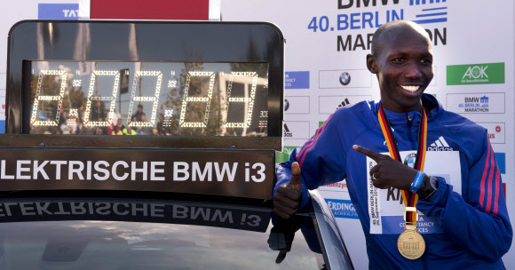 윌슨 킵상 키프로티치(케냐)가 29일 독일 베를린에서 열린 2013 베를린마라톤 42.195㎞ 풀코스 레이스에서 세계 신기록인 2시간3분23초로 우승을 차지한 뒤 기록이 나온 전광판 앞에서 포즈를 취하고 있다. 베를린 AFP 연합뉴스