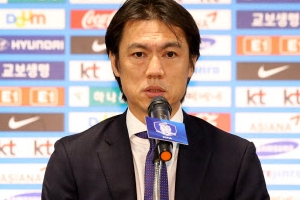 홍명보 감독 “기성용에게 진정성 있는 사과 제안했다”