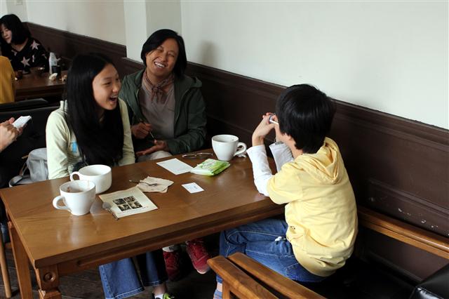 소희연양과 어머니 기혜옥씨, 이들을 따라온 최영무군이 즐겁게 대화를 나누고 있다. 한국문화예술교육진흥원 제공
