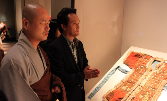 도쿄 국립박물관이 1일 시작한 기획전시 ‘조선시대의 미술’에 도난된 것으로 추정되는 조선 왕실 물품이 다수 선보였다. 안민석 의원과 혜문 스님이 전시품 앞에 서 있다. 연합뉴스