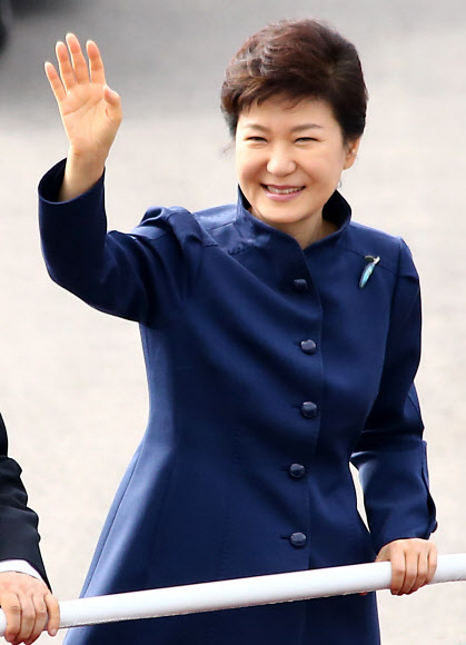 박근혜 대통령이 1일 오전 경기 성남 서울공항에서 열린 건군 65주년 국군의 날 기념식에서 사열을 하던 중 행사 참석자들을 향해 손을 흔들고 있다.