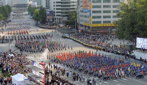 건군 제65주년 국군의 날인 1일 서울 종로구 세종로 일대에서 각 군 장병들이 시가행진을 하고 있다. 이날 국군의 날 기념식 및 시가행진은 2003년 이후 최대 규모로 진행됐다.  정연호 기자 tpgod@seoul.co.kr