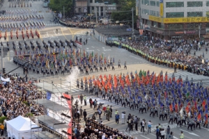 [65주년 국군의 날] 육해공, 현무Ⅱ·Ⅲ 미사일 등 최신 전략무기 대거 공개 ‘위용’
