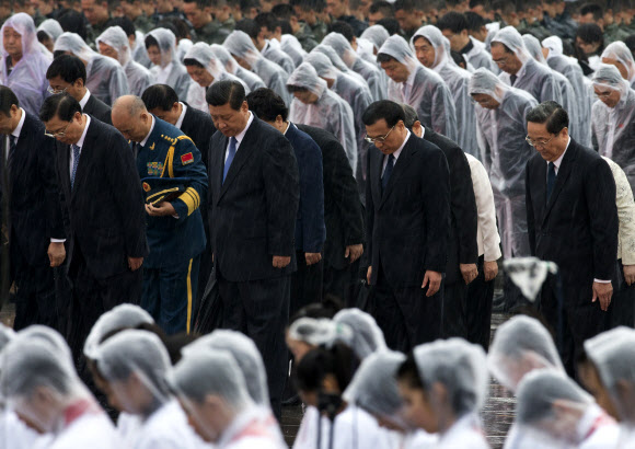 64주년 맞은 중국 국경절 묵념하는 지도부 