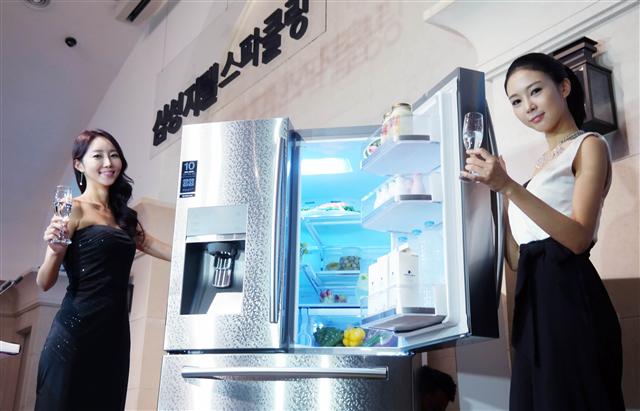 삼성전자의 모델들이 1일 서울 강남구의 한 행사장에서 열린 미디어데이 행사에서 신제품인 ‘지펠 스파클링 냉장고’를 선보이고 있다.  삼성전자 제공