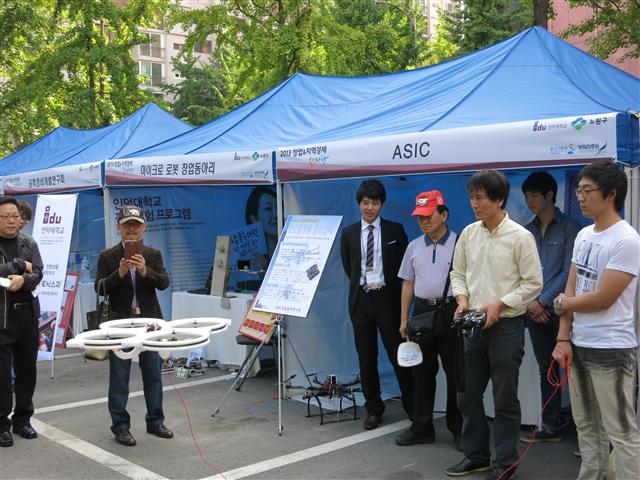 서울 노원구 인덕대학교 창업 동아리인 ‘ASIC’가 항공촬영용 멀티콥터를 시연하고 있다.