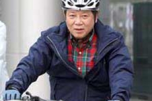 출근길 3㎞ 외근 갈 때도… 자전거로 쏘는 그린 해트트릭