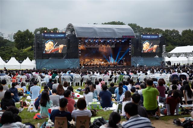 지난달 14~15일 서울 올림픽공원에서 열린 ‘조수미 파크콘서트’를 찾은 가족 관객들이 잔디밭에 둘러앉아 공연을 감상하고 있다. 크레디아 제공