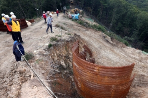 희망버스 등 100여명과 몸싸움… 경찰, 11명 연행