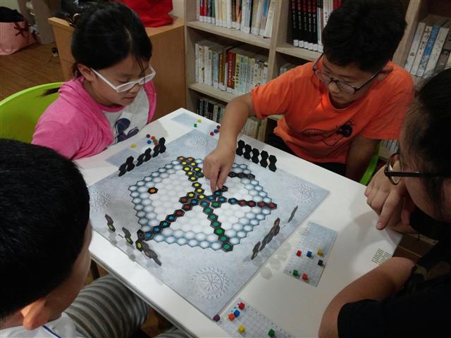 서울 은평구 응암1동 주민센터에서 지난달 26일 초등학생들이 보드게임 수업에 몰두하고 있다. 은평구 제공