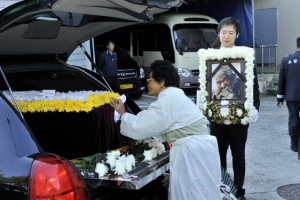 ‘워낭소리’ 할아버지, 사랑하는 소곁에 안장