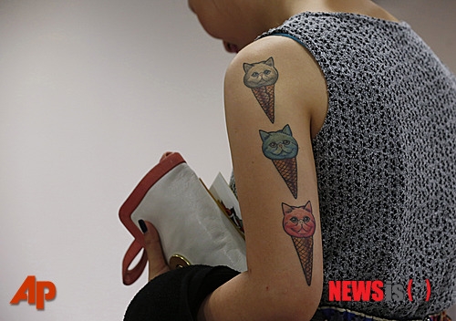 제1회 국제홍콩차이나 문신대회가 지난 4일부터 6일까지 열렸다. 전세계에서 내노라하는 문신 아티스트들이 대회에 참가했다.<br>팔에 문신을 한 대회 방문객.<br>AP/뉴시스