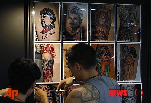 제1회 국제홍콩차이나 문신대회가 지난 4일부터 6일까지 열렸다. 전세계에서 내노라하는 문신 아티스트들이 대회에 참가했다.<br>디자인 부스의 문신 샘플들.<br>AP/뉴시스