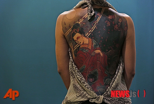 제1회 국제홍콩차이나 문신대회가 지난 4일부터 6일까지 열렸다. 전세계에서 내노라하는 문신 아티스트들이 대회에 참가했다.<br>한 여성이 문신을 한 자신의 몸을 보여주고 있다.<br>AP/뉴시스