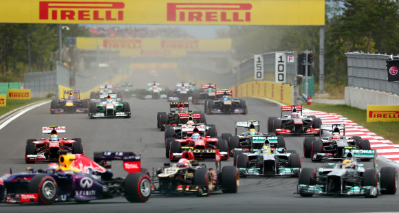 6일 오후 전남 영암 코리아 인터내셔널 서킷에서 열린 ‘2013 F1 코리아 그랑프리’ 결승에서 드라이버들이 질주하고 있다. 연합뉴스