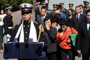 北서 사망한 국군 포로 첫 유해 영접식