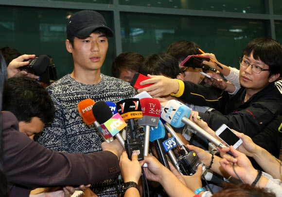 소셜네트워크(SNS) 파문을 일으킨 기성용(24·선덜랜드)이 7일 오전 인천국제공항을 통해 귀국하고 있다. 연합뉴스