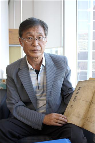 한의학 박사 양영(62)씨가 연암 박지원이 쓴 것으로 추정되는 한의서 ‘익감’을 들어보이고 있다.