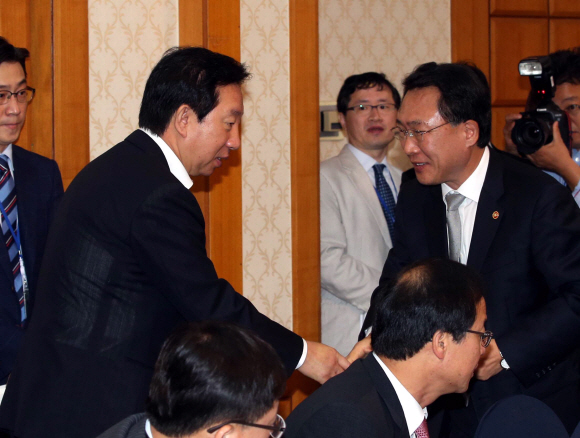 방하남(오른쪽) 고용노동부 장관이 7일 국회 귀빈식당에서 열린 당정 협의에 참석해 국회 환경노동위 새누리당 간사인 김성태 의원과 악수하고 있다. 당정은 이날 주당 최대 근로시간을 현행 68시간에서 52시간으로 줄이는 데 합의했다. 