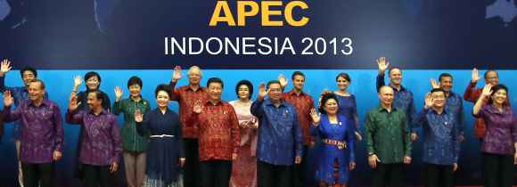 印尼 전통의상 입은 APEC 정상들