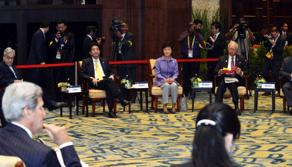 회의장의  박 대통령 박근혜 대통령이  8일 오전 발리 소피텔호텔에서 열린 APEC 남태평양 도서국 정상들과의 대화에서 참석자들의 발언을 경청하고 있다.  연합뉴스